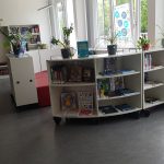 Eingangsbereich mit Sachbüchern